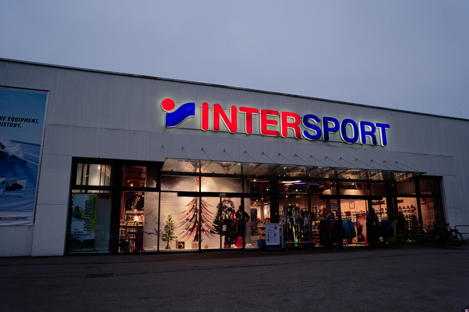 Außenansicht eines Intersport-Geschäfts; Einzelhandelsstandort für Sportartikel, Bekleidung und Outdoor-Ausrüstung.