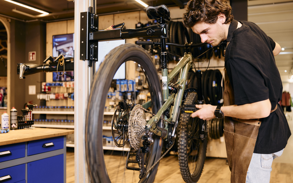 Ein Werkstattmann serviciert ein Fahrrad