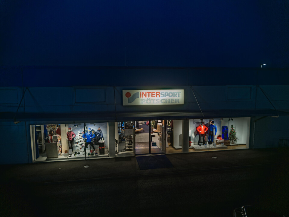 Außenansicht eines Intersport-Geschäfts; Sportartikelhändler mit auffälliger Beschilderung und Schaufensterauslagen.