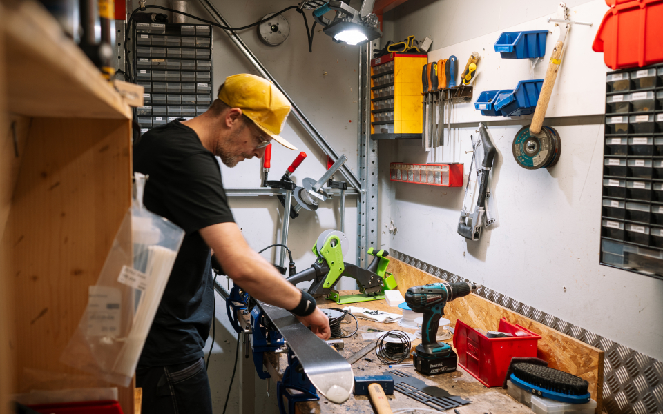 Werkstattmann serviciert Ski